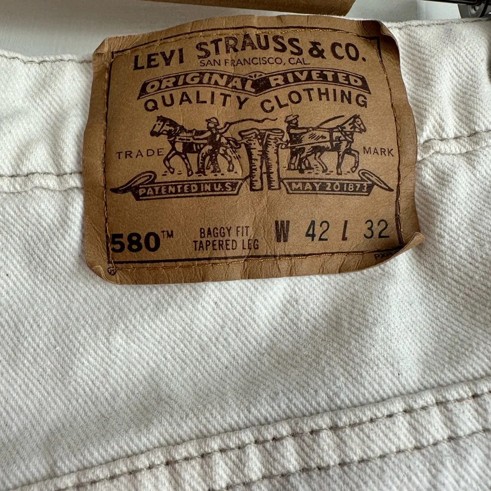 Vintage Levi’s Men’s 580 Baggy Fit Tapered Leg Cream Denim Jeans (Size 42 X 32)
